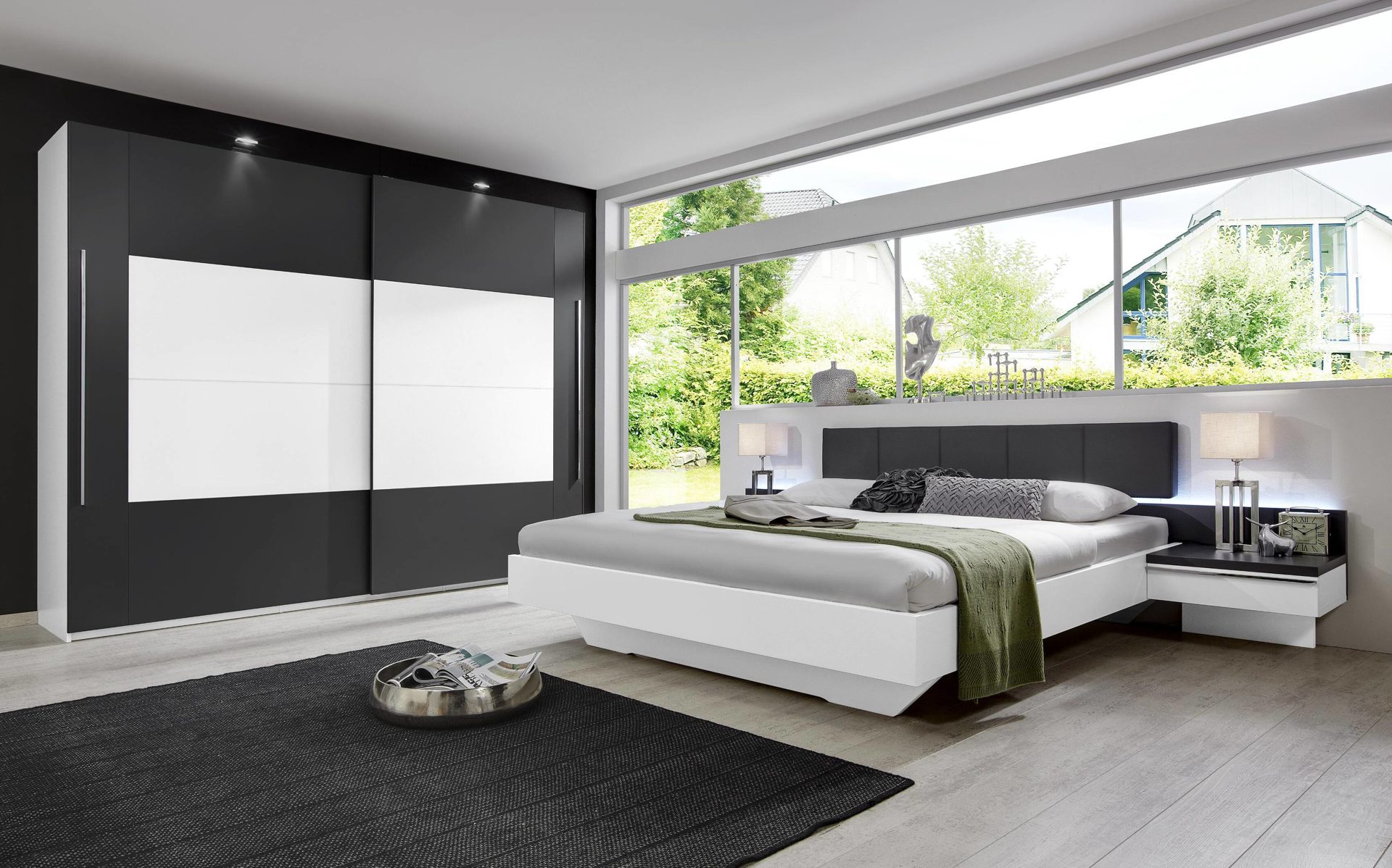 Modernes Rauch Schlafzimmer Mit Beleuchtung Alpinweisse Graphitfarbene Kunststoffoberflachen Anthrazitfarbenes Kunstleder