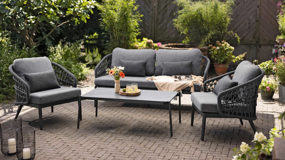 Lounge-Gruppe Interliving aus Kunstfaser in Grau Interliving Gartenmöbel Serie 7013 - Loungemöbel-Set mit Couchtisch grauer Olefin-Teddybezug, Rope, Aluminium & Sinterstein - vierteilig