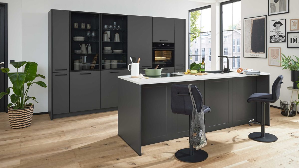 Einbauküche Interliving aus Holz in Schwarz Interliving Küche Serie 3088 mit AEG-Einbaugeräten Graphit – zweizeilig