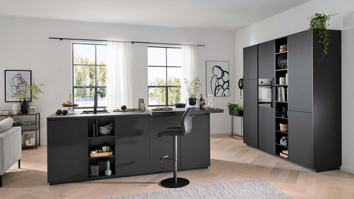 Einbauküche Interliving aus Holz in Schwarz Interliving Küche Serie 3091 mit SIEMENS Einbaugeräten Schwarz - zweizeilig
