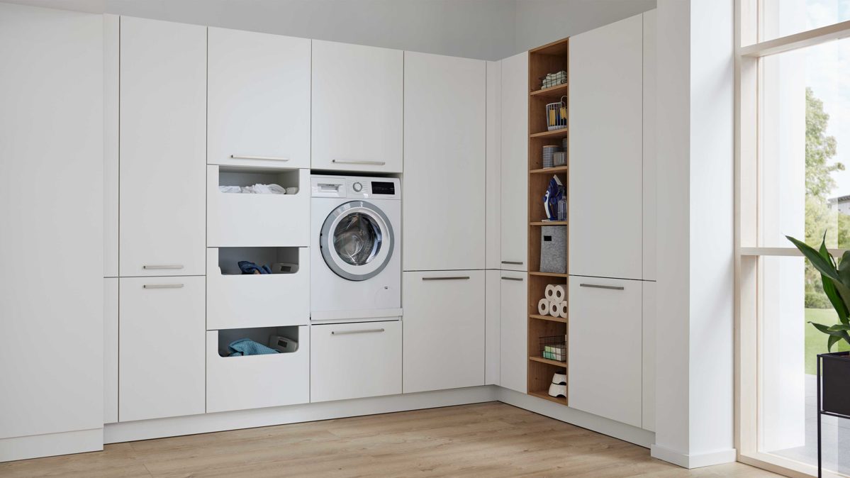 Einbauküche Interliving aus Holz in Weiß Interliving Küche Serie 3095 - Hauswirtschaftsraum Mattweiß & Chalet Eiche