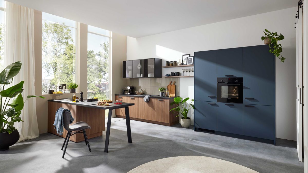 Einbauküche WERT KÜCHE® aus Holz in Blau WERT KÜCHE® Mona mit SIEMENS Einbaugeräten Bergamo Nussbaum & Tiefblau - dreiteilig