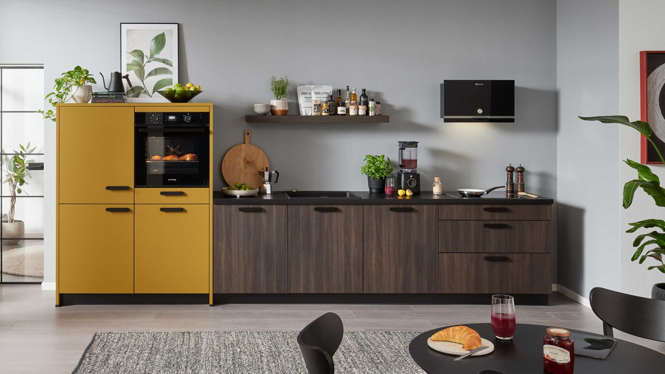 Einbauküche WERT KÜCHE® aus Holz in Holzfarben Dunkel WERT KÜCHE® Vanessa mit Einbaugeräten Eiche Siena & Olivegelb - Länge ca. 393 cm