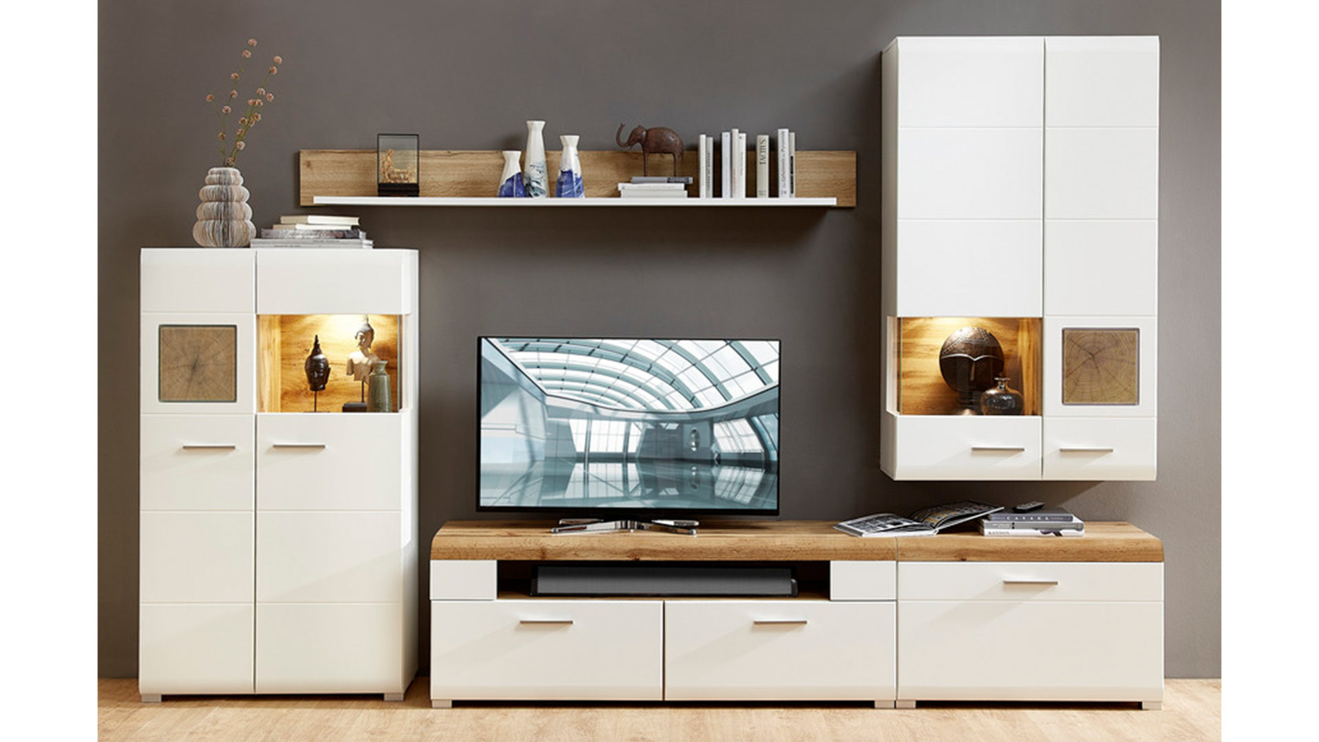 hängevitrine als stilvoller wohnzimmerschrank