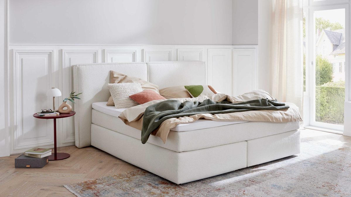 Boxspringbett Interliving aus Stoff in Weiß Interliving Boxspring Bett Serie 1421 elfenbeinfarbener Bezug Alfor 101 - Liegefläche ca. 180 x 200 cm