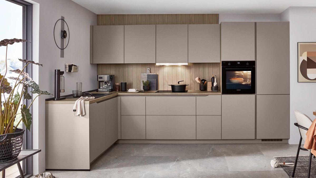 Einbauküche Nobilia® aus Holz in Beige nobilia® Einbauküche Senso mit Geräten Macchiato & Eiche Bergamo - Stellfläche ca. 185 x 369 cm