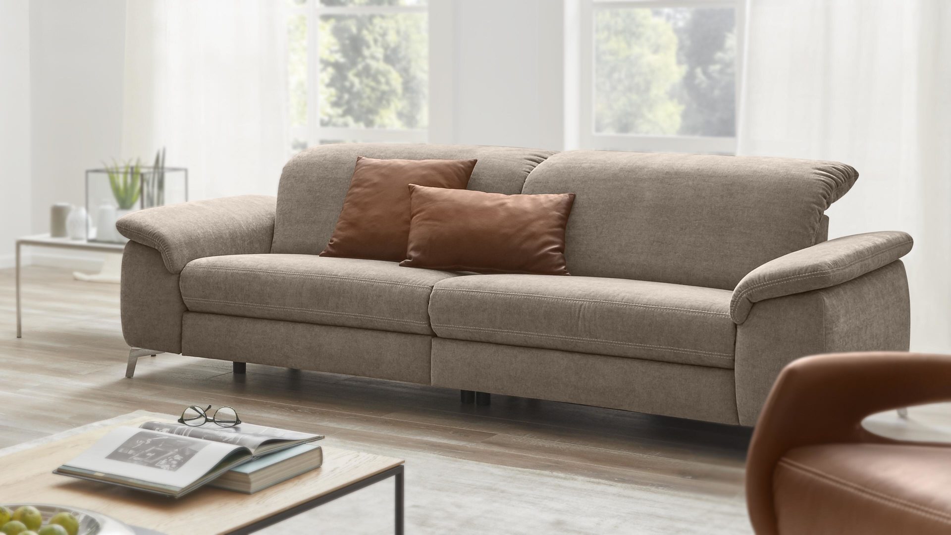 Dreisitzer 3c candy | il aus Stoff in Braun Interliving Sofa Serie 4101 – Dreisitzer 7435 taupefarbener Bezug Yelda & Metallfüße – Breite ca. 264 cm