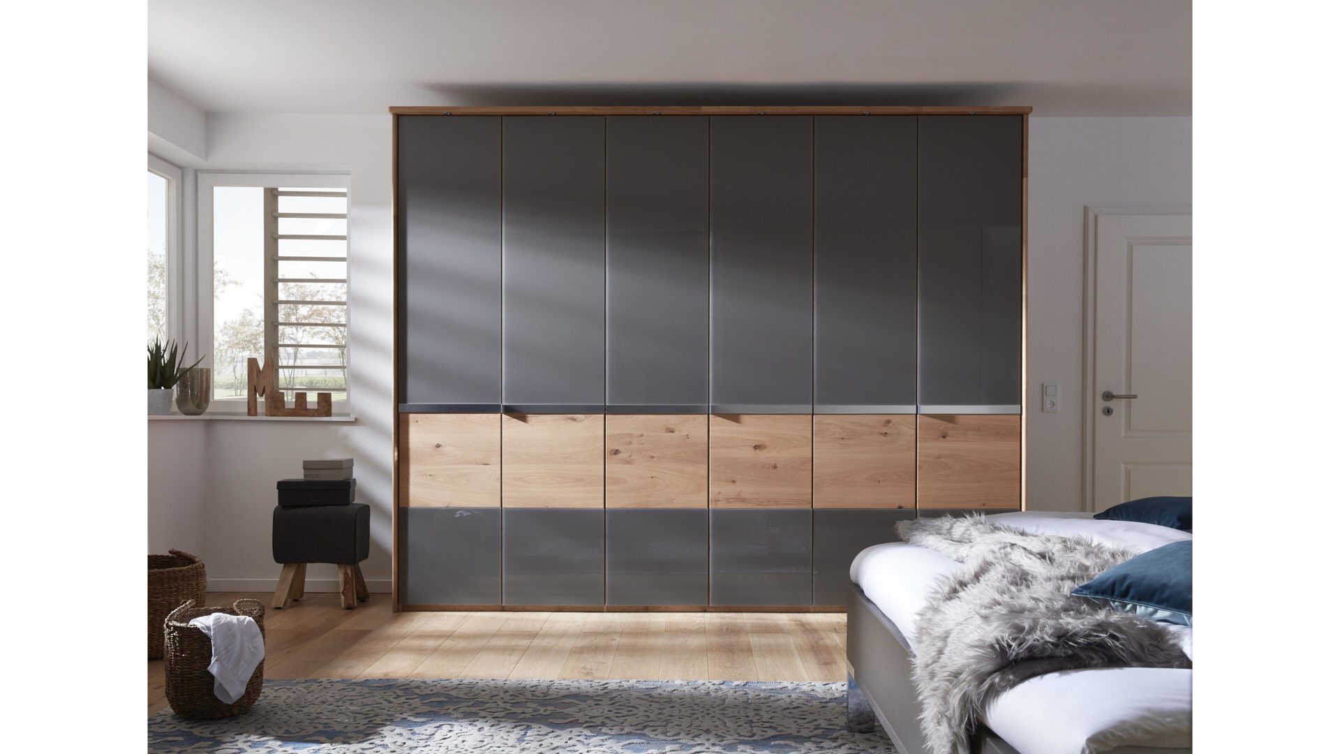 Kleiderschrank Wiemann oeseder | il aus Holz in Grau Interliving Schlafzimmer Serie 1202 – Kleiderschrank teilmassive Balkeneiche & havannafarbenes Glas – sechs Türen
