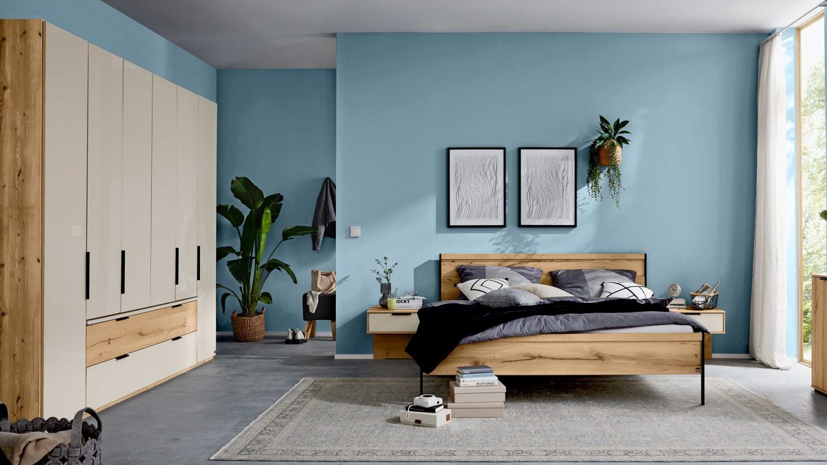 Komplettzimmer Interliving aus Holz in Hellgrau Interliving Schlafzimmer Serie 1034 – Komplettzimmer mit Stauraumkommode champagnerfarbenes Glas & Kernholz - Liegefläche ca. 180 x 200 cm