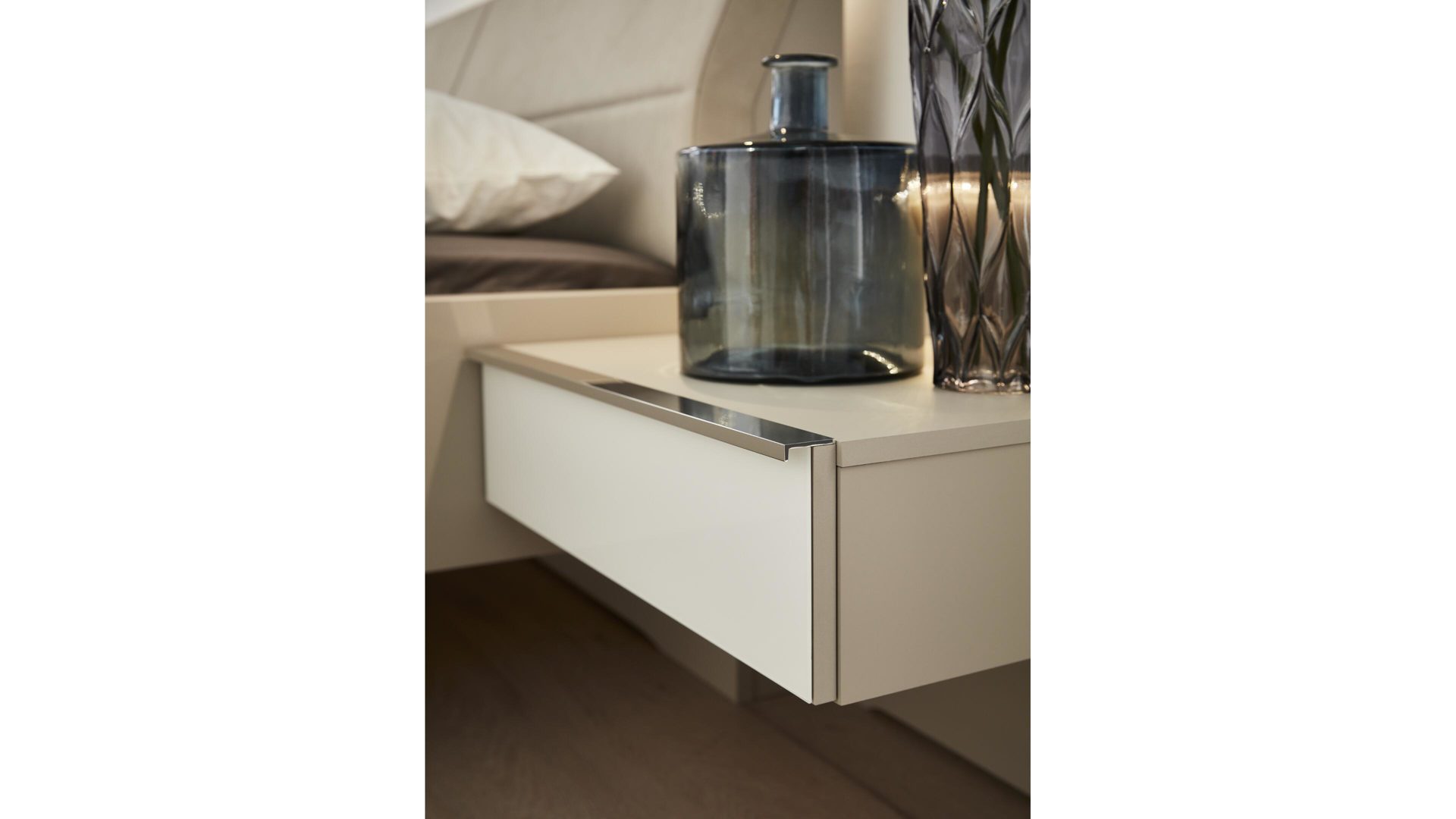 Nachtkommode Wiemann oeseder | il aus Holz in Weiß Interliving Schlafzimmer Serie 1009 – Hänge-Nachtkonsolen-Set weiße Glasoberflächen – zweiteilig