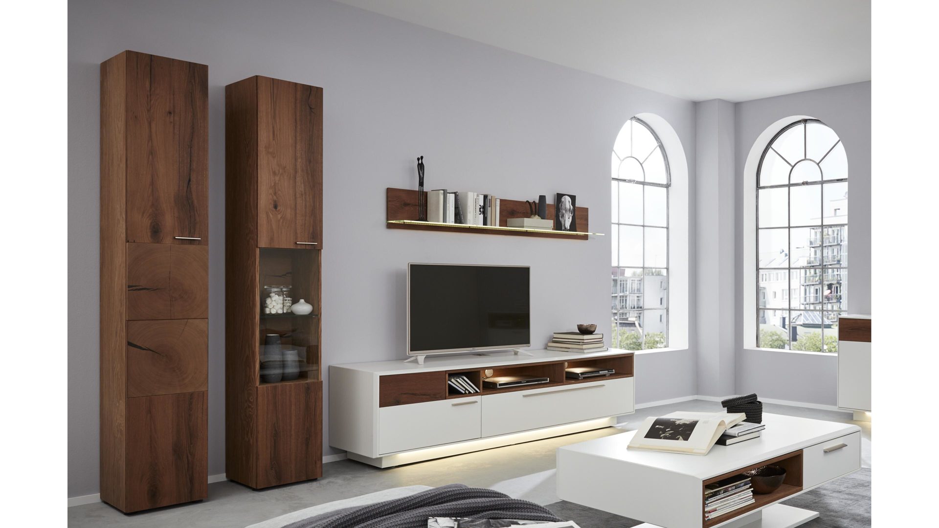Wohnwand Die hausmarke | il aus Holz in Holzfarben Interliving Wohnzimmer Serie 2102 – Wohnkombination 510804S mit Beleuchtung dunkles Asteiche-Furnier & weißer Mattlack – vierteilig, Breite ca. 316 cm