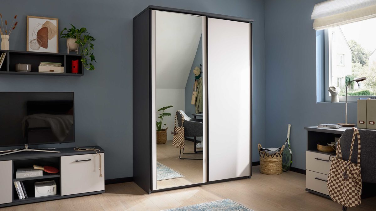 Kleiderschrank Interliving aus Holz in Grau Interliving Jugendzimmer Serie 1701 - Schwebetürenschrank Dunkelgrau & Sandgrau, schwarze Metallgriffe 800 - zwei Türen, Breite ca. 144 cm