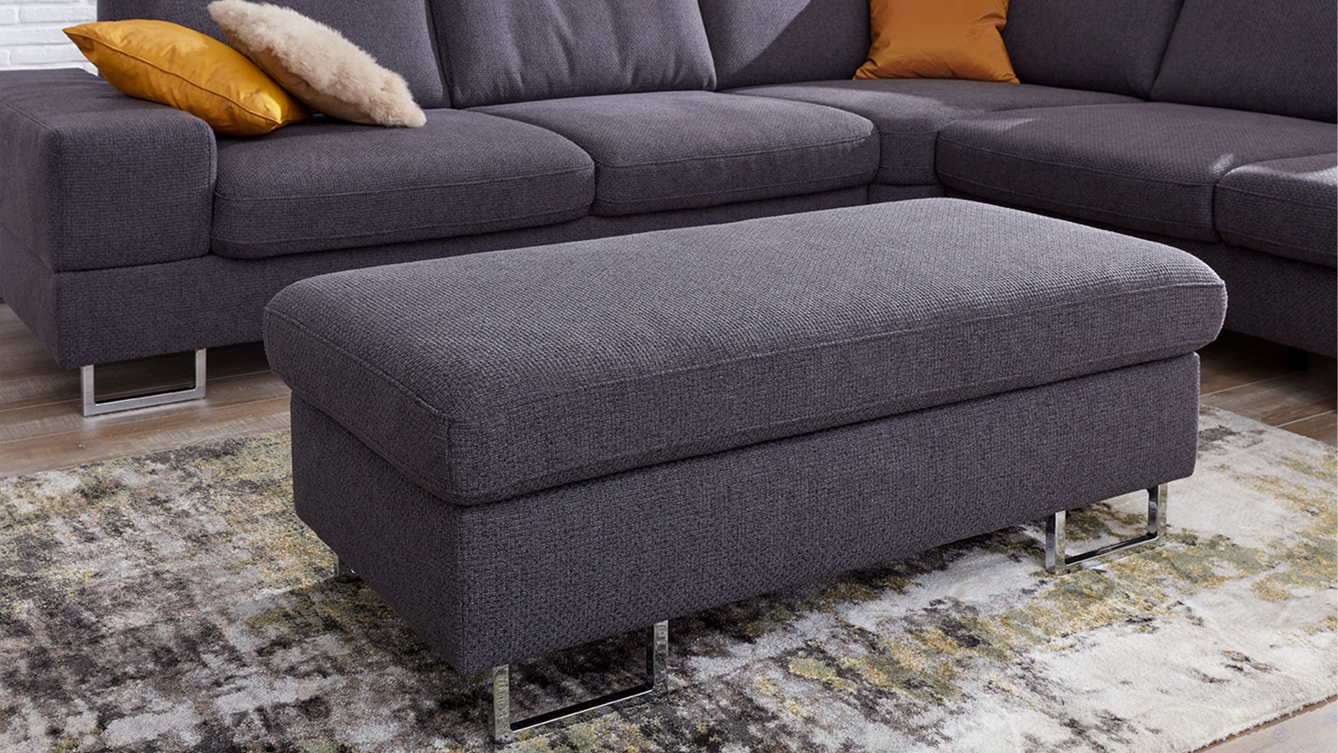 Polsterhocker Zehdenick | il aus Stoff in Grau Interliving Sofa Serie 4302 – Polsterhocker anthrazitfarbener Bezug Fero & Metallfüße – ca. 130 x 65 cm