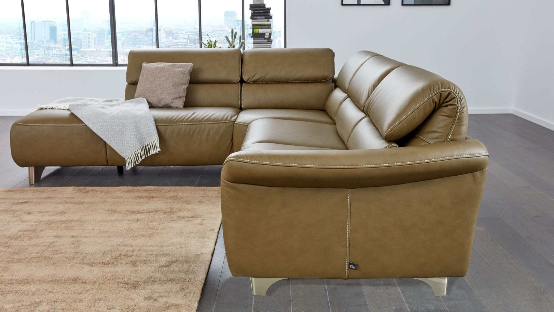 Ecksofa Hukla | il aus Leder in Grün Interliving Sofa Serie 4053 – Eckkombination moosfarbenes Leder Vivre & Metallkufe - Stellfläche ca. 246 x 275 cm