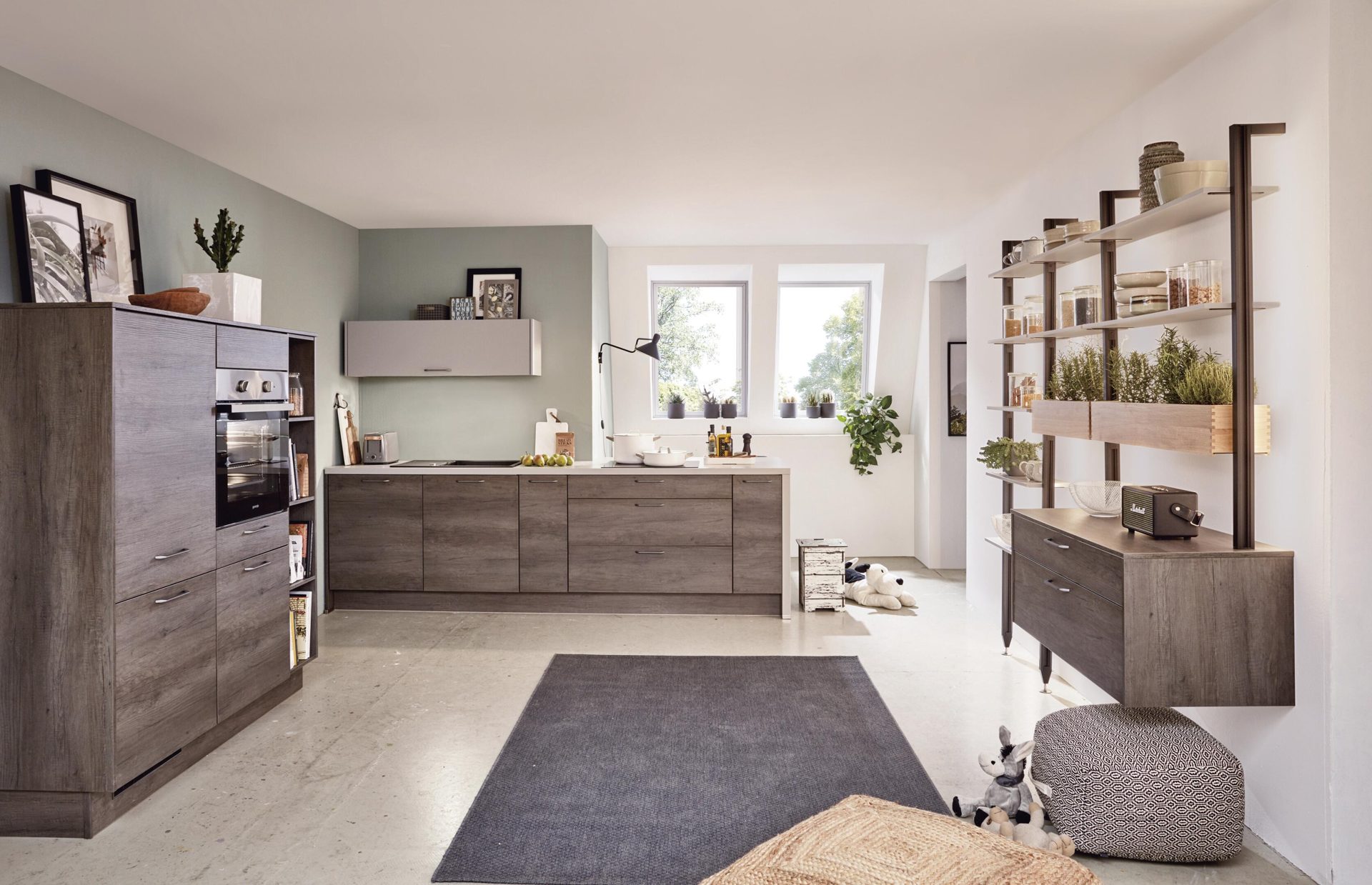 Einbauküche Nobilia aus Holz in Holzfarben Einbauküche mit gorenje Einbaugeräten und Regalsystem Dakota eichefarbene & steingraue Kunststoffoberflächen – dreiteilig