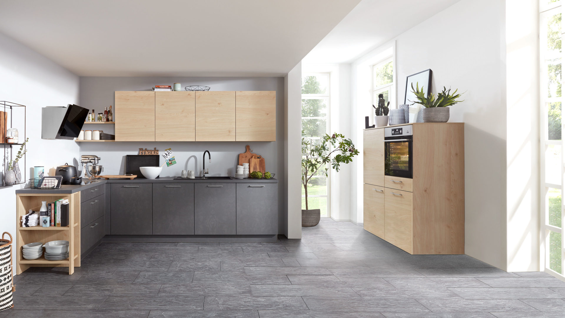 Einbauküche Nolte kÜchen (auch il) aus Holz in Holzfarben Interliving Küche Serie 3008 mit AEG Einbaugeräten stahlgraue & Asteichefarbene Kunststoffoberflächen – zweiteilig