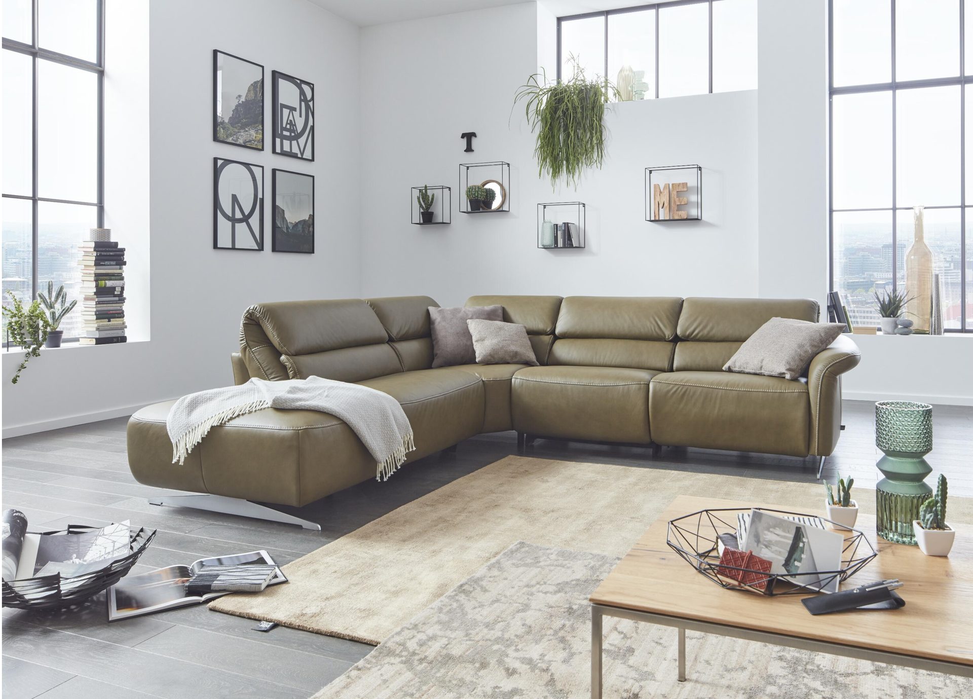 Ecksofa Hukla | il aus Leder in Grün Interliving Sofa Serie 4053 – Eckkombination moosfarbenes Leder Vivre & Metallkufe - Stellfläche ca. 246 x 275 cm