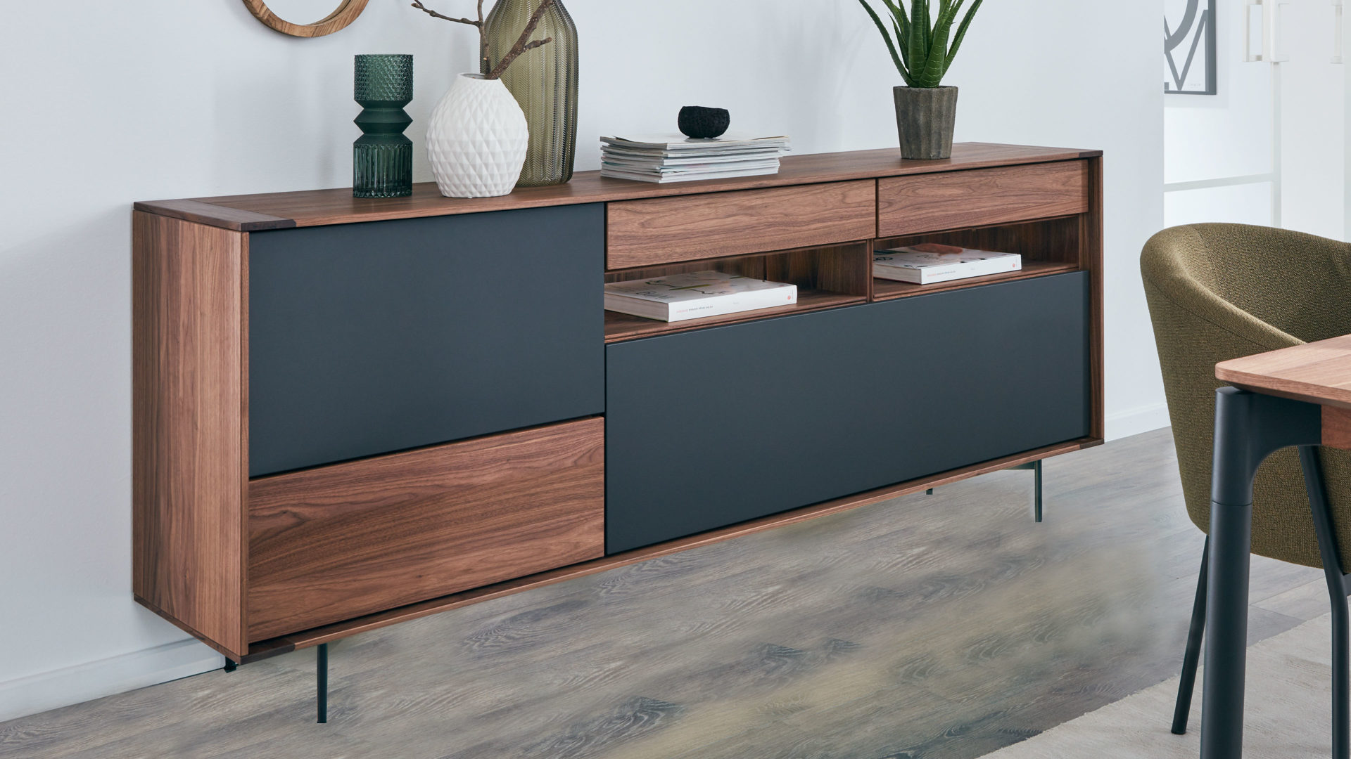 Sideboard Venjakob | il aus Holz in Grau Interliving Esszimmer Serie 5602 – Sideboard Colorado Nussbaum & anthrazitfarbener Lack – zwei Klappen, drei Schubladen