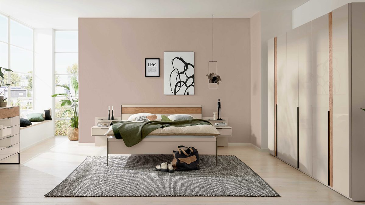 Komplettzimmer Interliving aus Holz in Hellgrau Interliving Schlafzimmer Serie 1035 – Komplettzimmer mit Bettanlage und Kommode Champagner & Riffholz - Liegefläche ca. 180 x 200 cm
