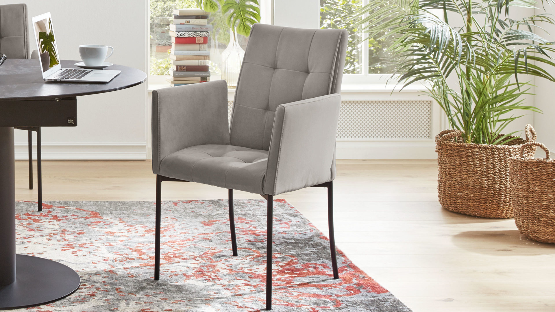 Vierfußstuhl Mwa | il aus Mikrofaser in Grau Interliving Esszimmer Serie 5104 – Armlehnstuhl graue Mikrofaser Dove & schwarzes Metallgestell