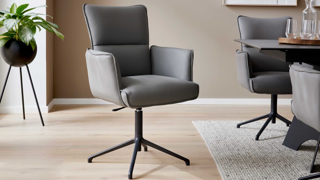 Vierfußstuhl Interliving aus Stoff in Hellgrau Interliving Esszimmer Serie 5123 – Armlehnstuhl mit Funktionen hellgraues Kunstleder LEA-TEX Delphin & schwarzes Metall