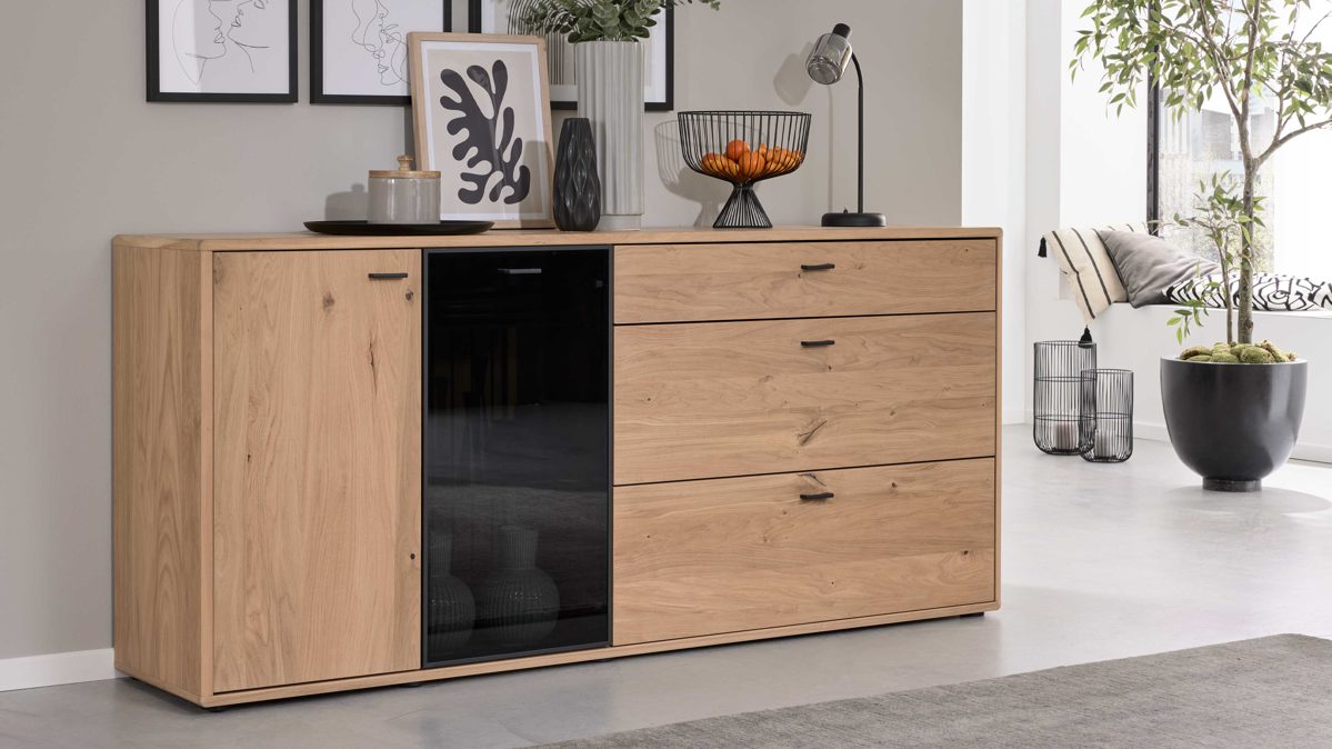 Sideboard Interliving aus Holz in Holzfarben Interliving Wohnzimmer Serie 2024 - Sideboard Eiche & Schwarzglas - zwei Türen, drei Schubladen, Länge ca. 200 cm