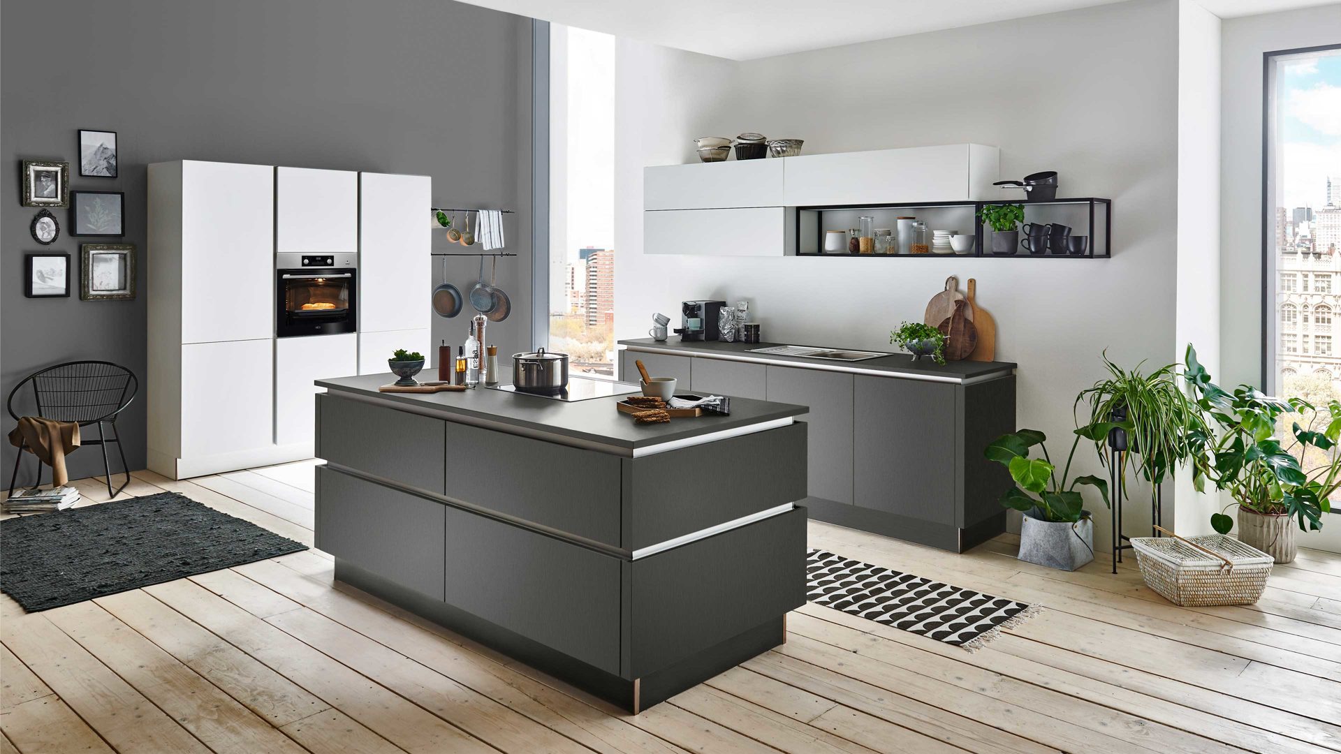 Einbauküche Nolte küchen aus Holz in Grau nolte Einbauküche Titan mit AEG-Einbaugeräten Graphit & Weiß – dreizeilig