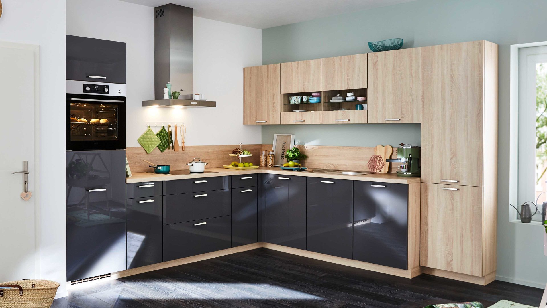 Einbauküche Nobilia® aus Holz in Dunkelgrau nobilia® Einbauküche Flash mit AEG Einbaugeräten Schiefergrau & Eiche Montreal – Stellfläche ca. 295 x 305 cm