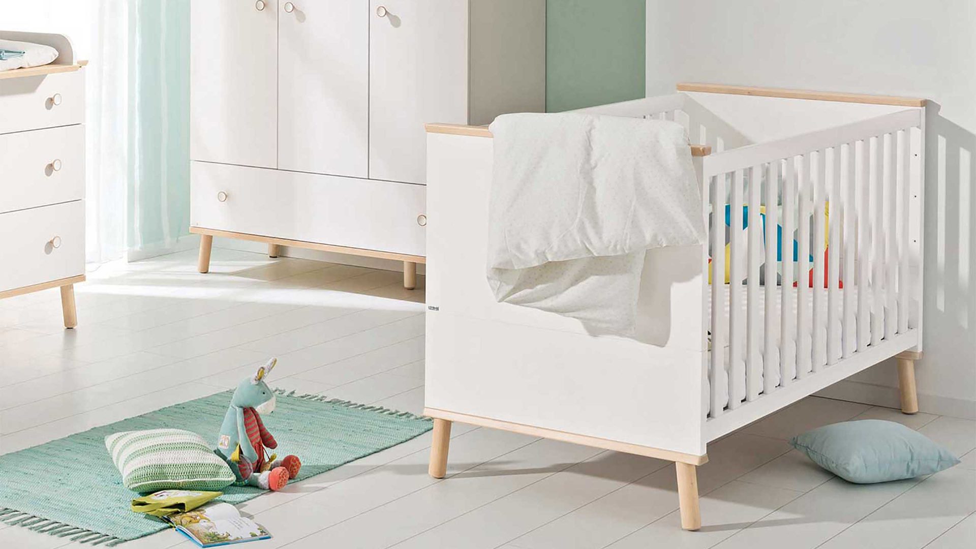 Babybett Paidi aus Holz in Weiß PAIDI Kinderbett Ylvie kreideweiße Melaminoberfläche mit Birke-Nachbildung - Liegefläche ca. 70 x 140 cm