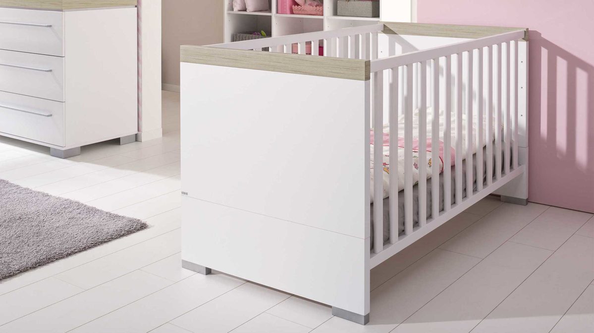 Babybett Paidi aus Holz Nachbildung in Weiß PAIDI Kinderbett Kira kreideweiße Melaminoberfläche, Absetzung Eiche-Nautik Nachbildung