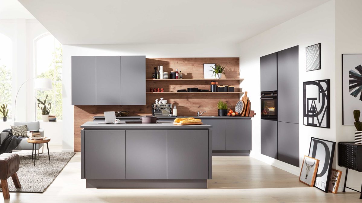 Einbauküche Interliving aus Holz in Grau Interliving Küche Serie 3098 mit SIEMENS Einbaugeräten Quarzgrau & Steineiche - dreizeilig