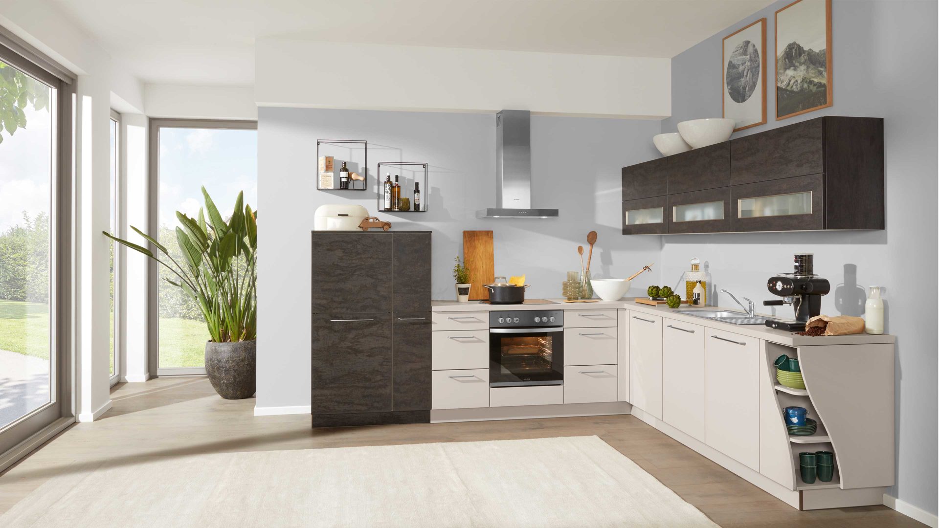 Einbauküche Interliving aus Holz in Beige Interliving Küche Serie 3009 mit privileg Einbaugeräten Sahara & geflämmte Eiche – Stellfläche ca. 305 x 275 cm