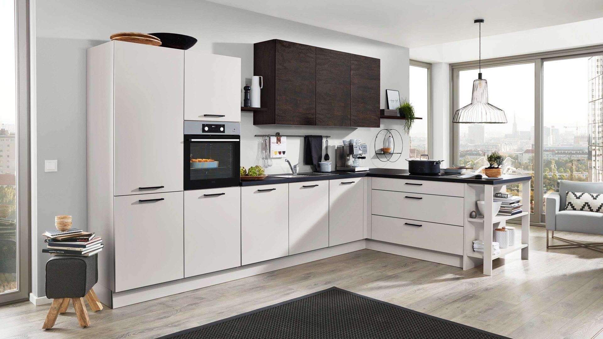 Einbauküche Interliving aus Holz in Weiß Interliving Küche Serie 3021 mit AEG Einbaugeräten Sahara & Eiche geflämmt – Stellfläche ca. 480 x 217 cm