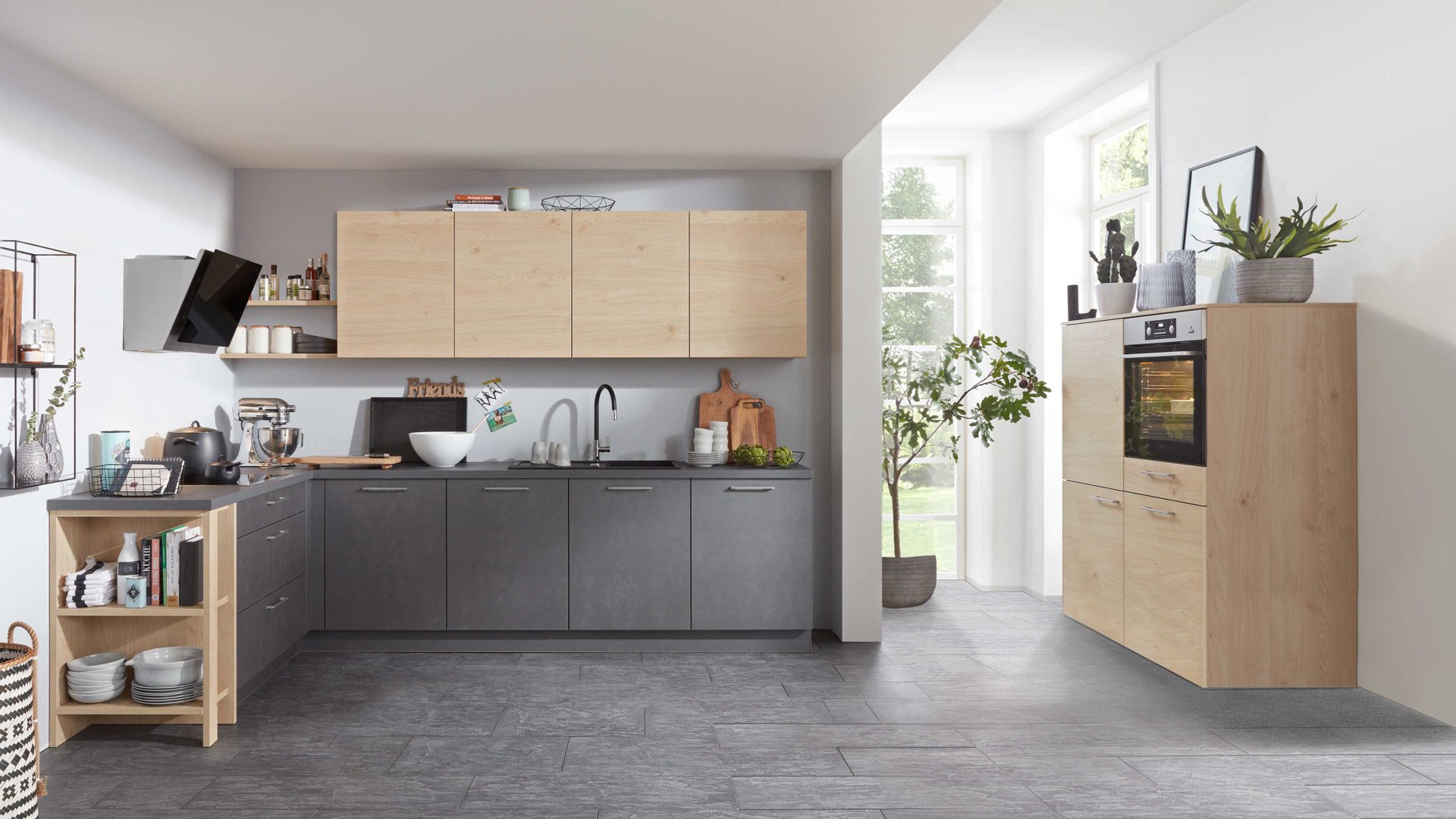 Einbauküche Interliving aus Holz in Holzfarben Interliving Küche Serie 3008 mit AEG Einbaugeräten Stahlgrau & Asteiche – zweizeilig