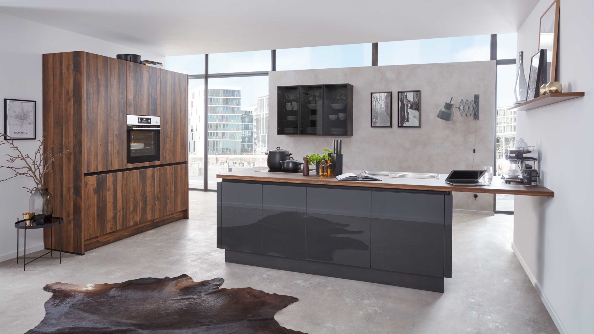 Einbauküche WERT KÜCHE® aus Holz in Schwarz WERT KÜCHE® Ulrike Einbauküche mit AEG Einbaugeräten Lavaschwarz & Chaleteiche – dreizeilig