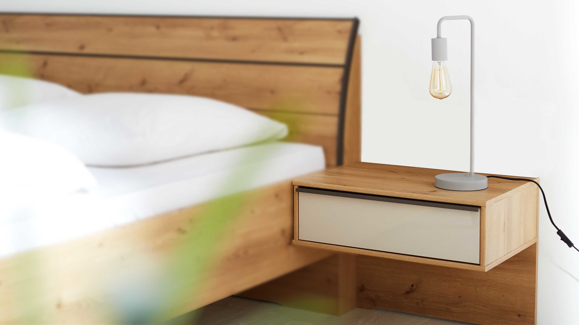 Nachtkommode Interliving aus Holz in Hellgrau Interliving Kleiderschrank Serie 1205 – Nachtkonsole eine Schublade - Champagner & Eiche Bianco