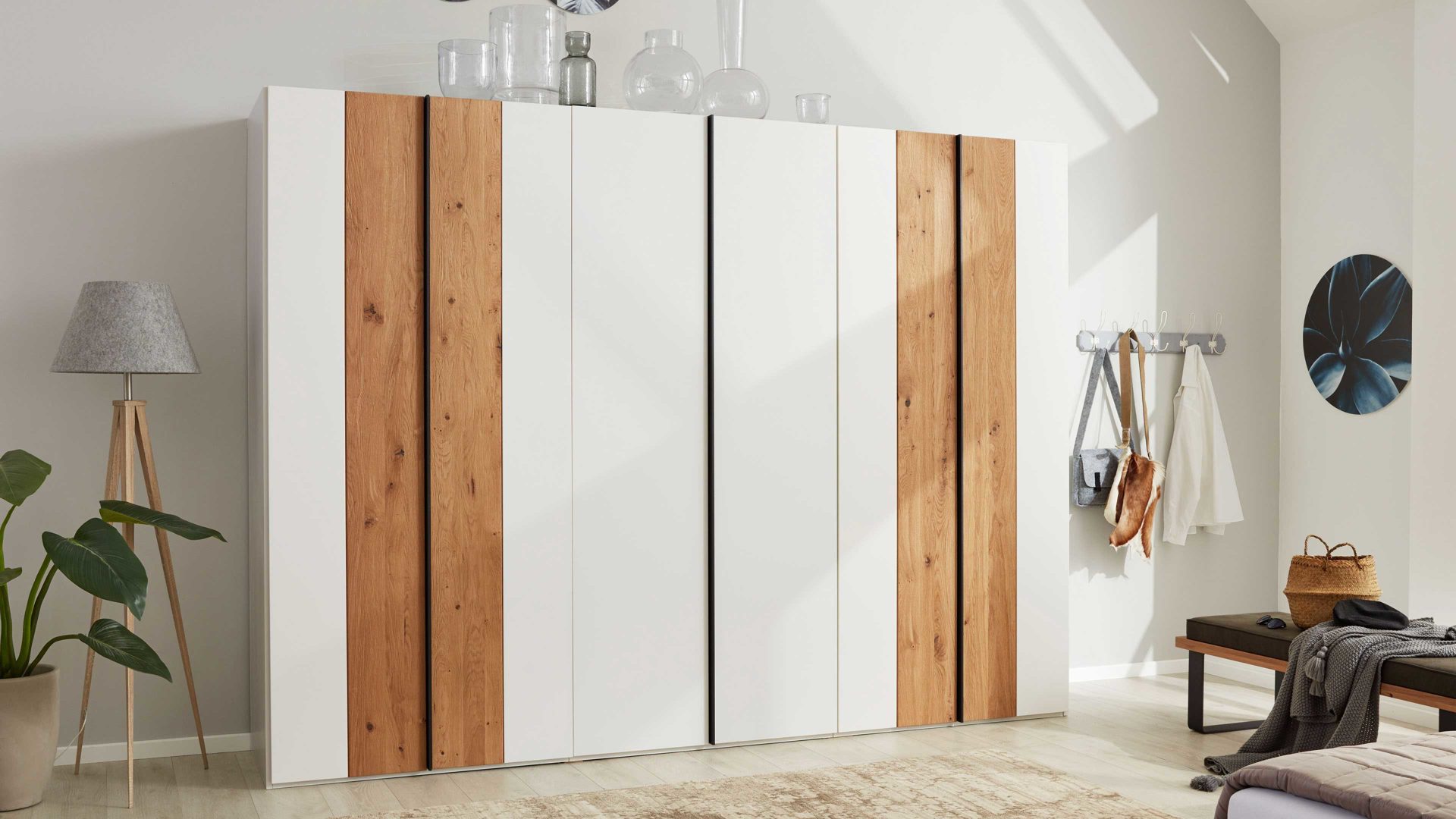 Kleiderschrank Interliving aus Holz in Weiß Interliving Schlafzimmer Serie 1019 – Kleiderschrank Wildeiche & weißer Mattlack – sechs Türen, Breite ca. 299 cm
