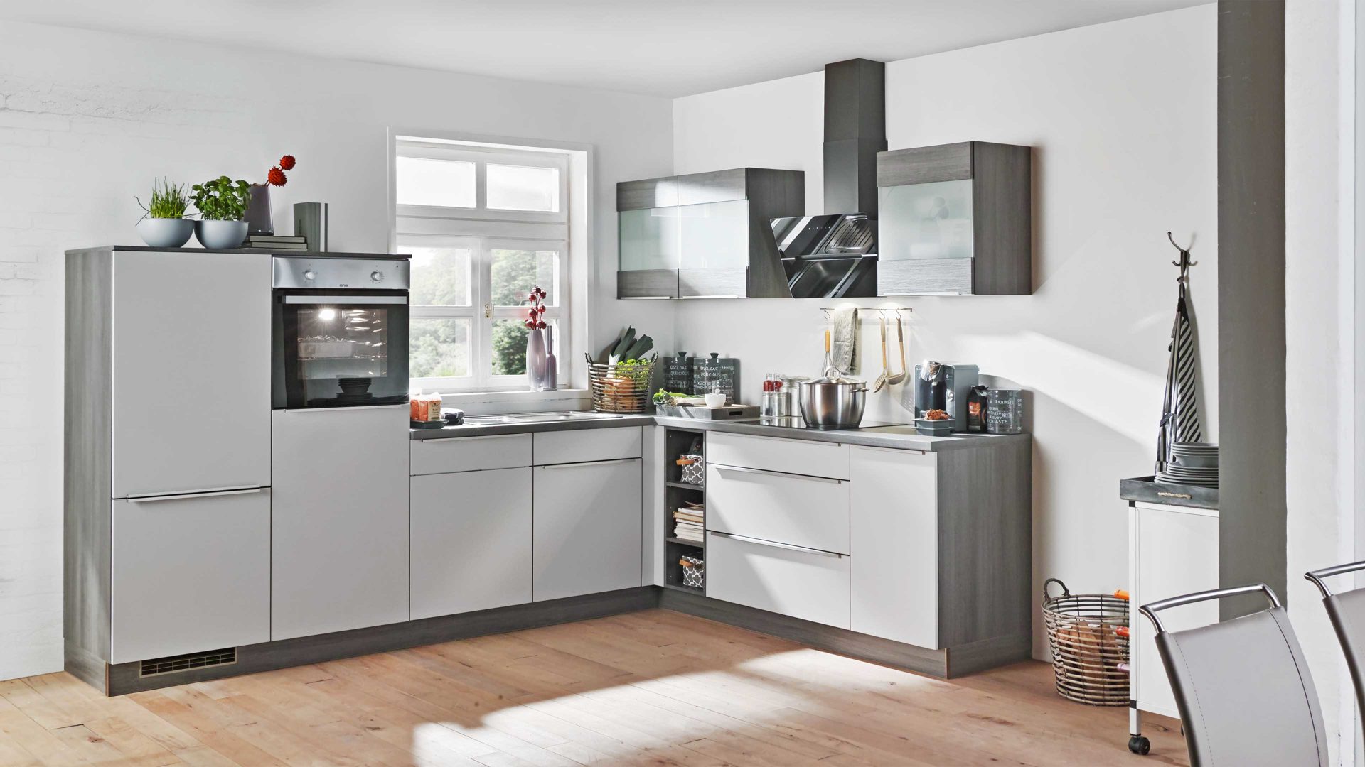Einbauküche Express küchen® aus Holz in Hellgrau EXPRESS KÜCHEN® Einbauküche Win mit IGNIS-Geräten Hellgrau & Eiche grau - Stellfläche ca. 305 x 230 cm