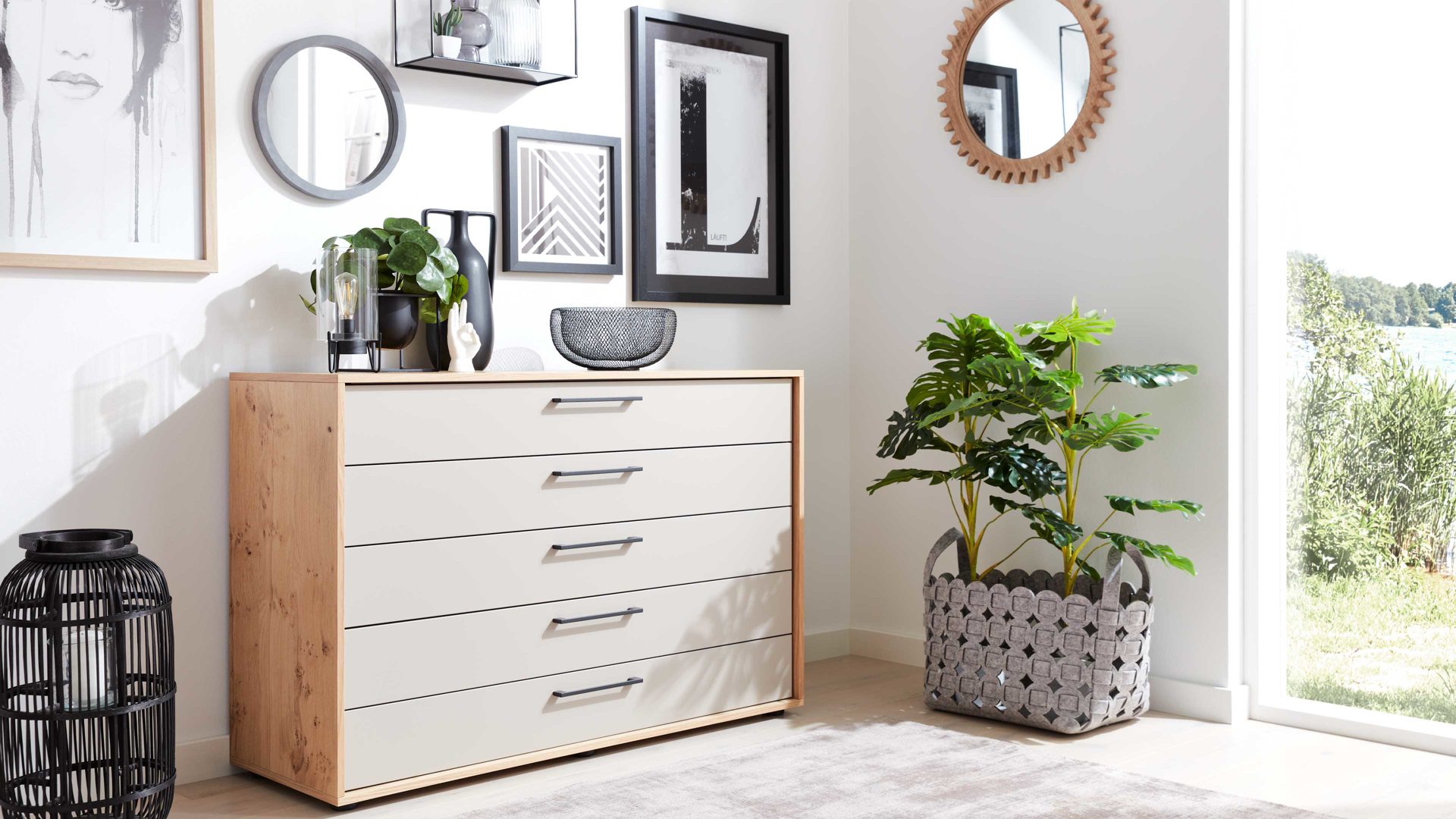 Schubladenkommode Interliving aus Holz in Weiß Interliving Schlafzimmer Serie 1023 – Schubladenkommode Weiß & Balkeneiche - fünf Schubladen, Breite ca. 124 cm