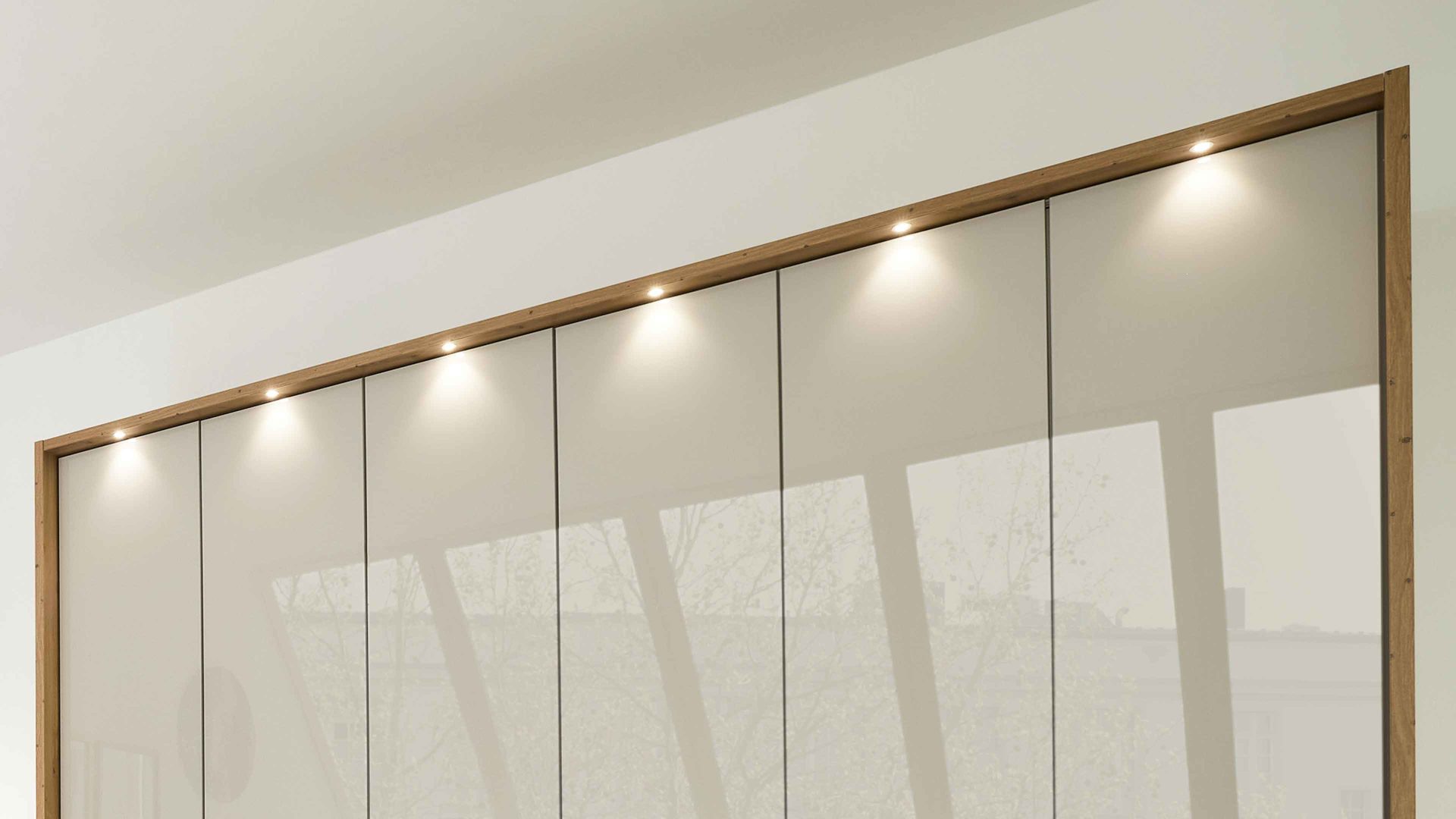 Passepartout Interliving aus Holz in Holzfarben Interliving Schlafzimmer Serie 1026 – beleuchteter Passepartoutrahmen 985 für 300 cm Breite, inklusive LED-Spots
