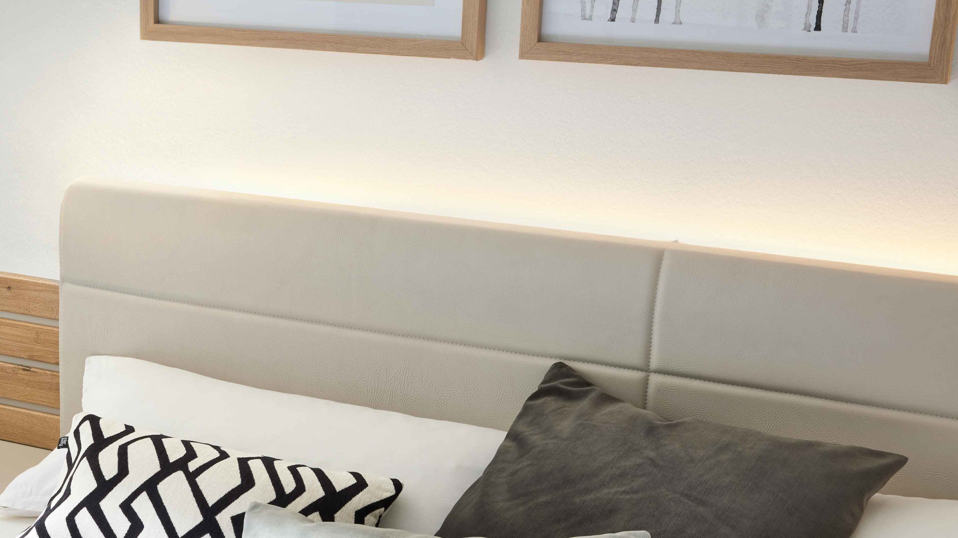 Möbelbeleuchtung Interliving aus Metall in Weiß Interliving Schlafzimmer Serie 1026 – Ambiente-Beleuchtung für ca. 180 cm Bettbreite