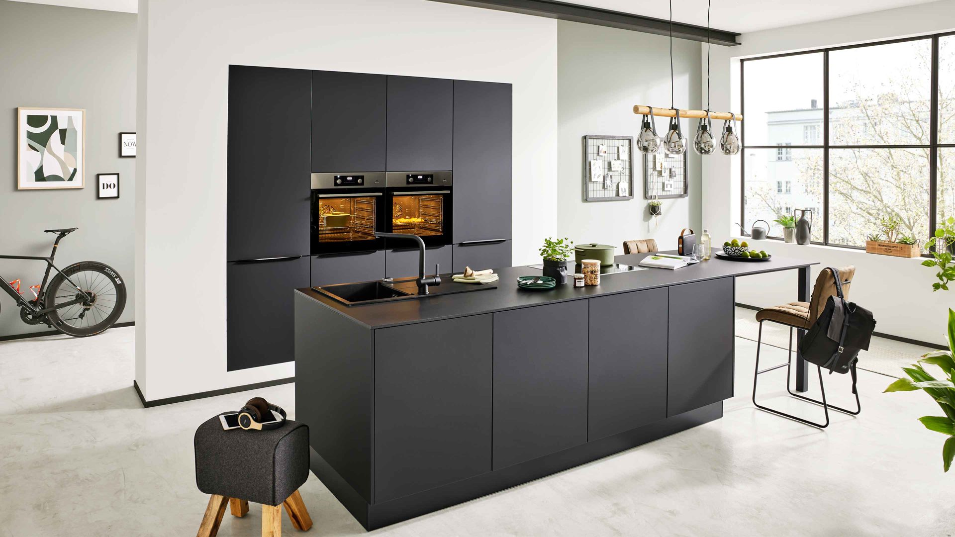 Einbauküche Interliving aus Holz in Schwarz Interliving Küche Serie 3057 mit AEG Einbaugeräten Mattschwarz – zweizeilig