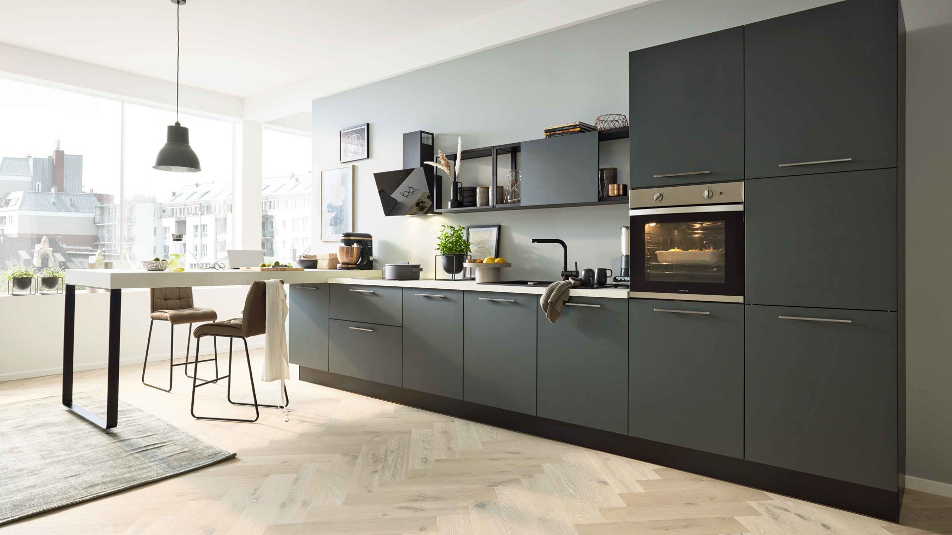 Einbauküche Interliving aus Holz in Dunkelgrün Interliving Küche Serie 3059 mit privileg Einbaugeräten Black Green - Stellfläche ca. 220 x 480 cm