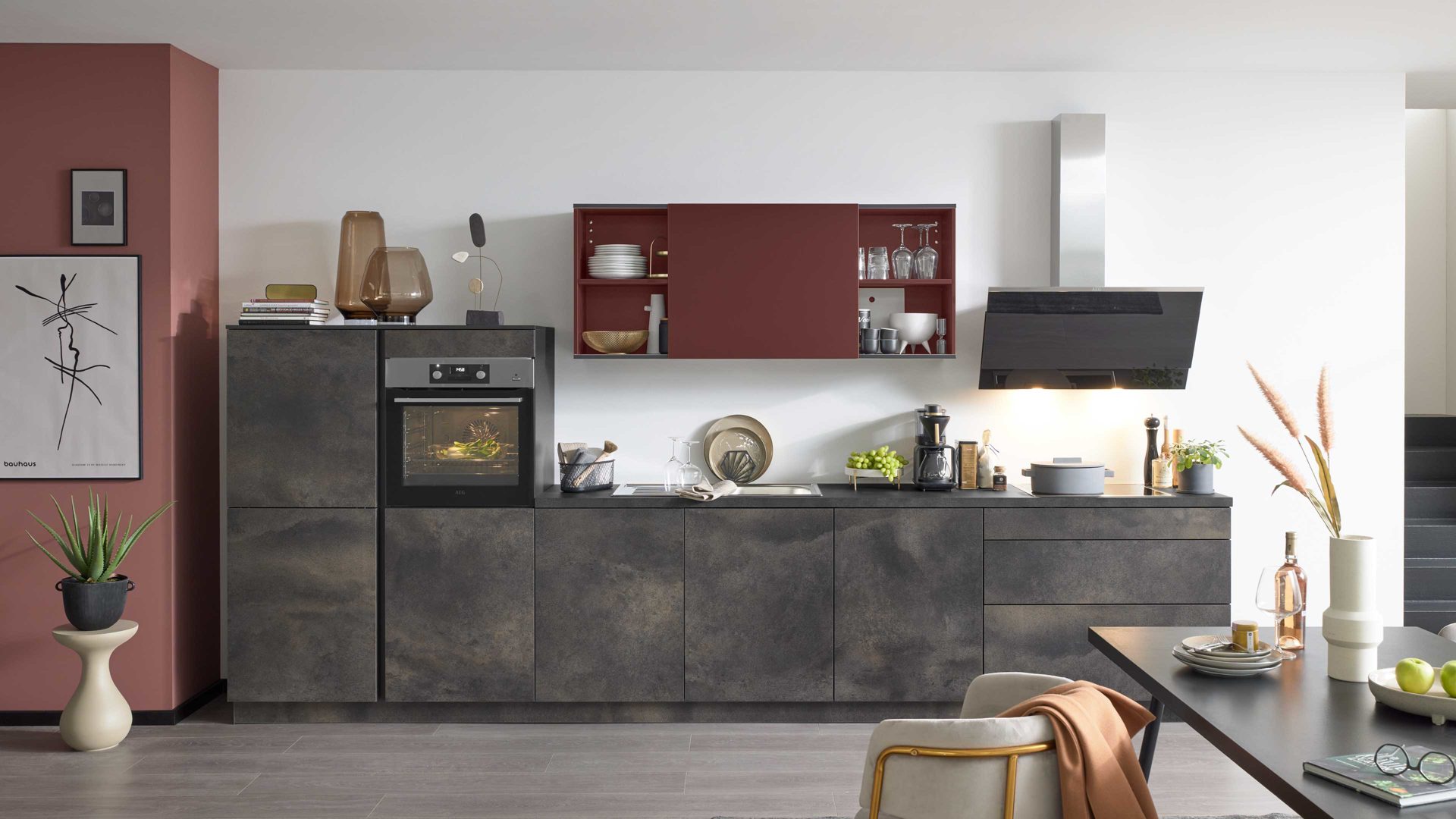 Einbauküche WERT KÜCHE® aus Holz in Dunkelbraun WERT KÜCHE® Capri mit AEG Einbaugeräten Corten Oxid & Indischrot - Länge ca. 403 cm