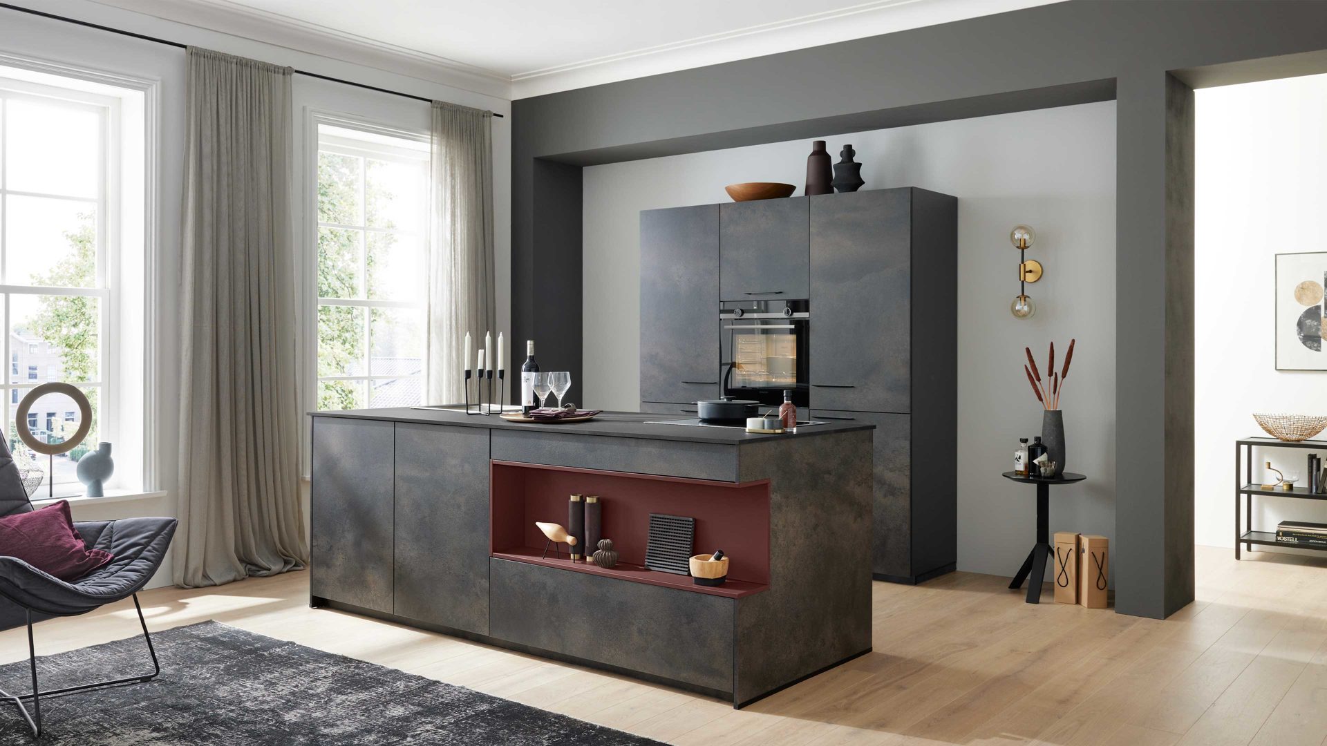 Einbauküche WERT KÜCHE® aus Holz in Dunkelbraun WERT KÜCHE® Capri mit SIEMENS Einbaugeräten Corten Oxid & Indischrot - zweizeilig