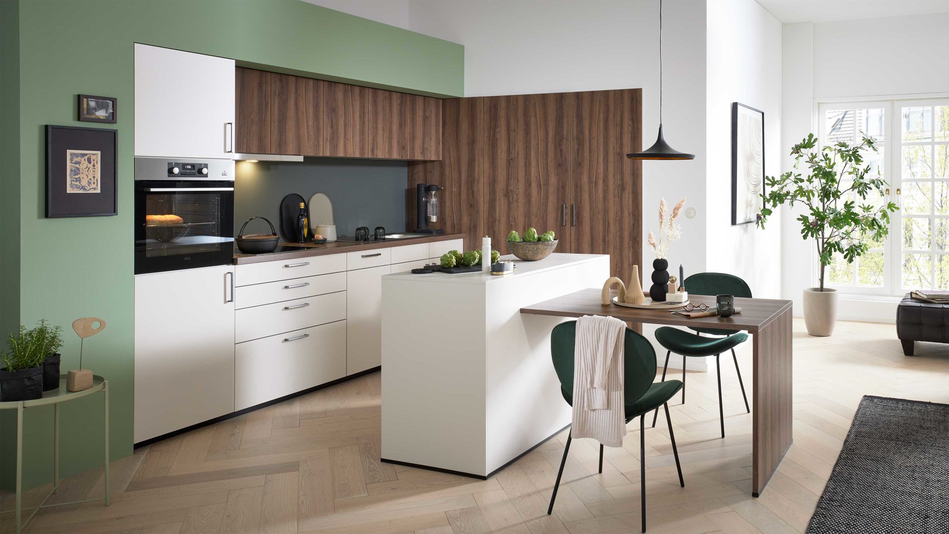 Einbauküche WERT KÜCHE® aus Holz in Weiß WERT KÜCHE® Nora mit AEG Einbaugeräten Muschelweiß & Bergamo Nussbaum - zweiteilig