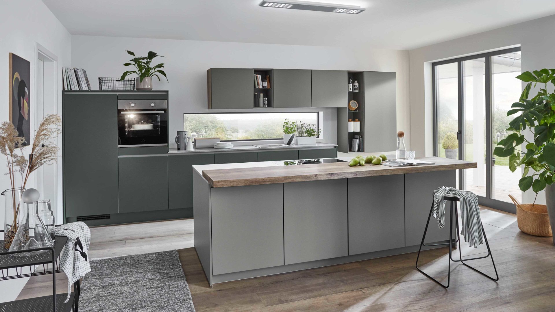 Einbauküche Nobilia® aus Holz in Dunkelgrün nobilia® Einbauküche Easytouch mit privileg Einbaugeräten Mineralgrün & Taupegrau – zweizeilig