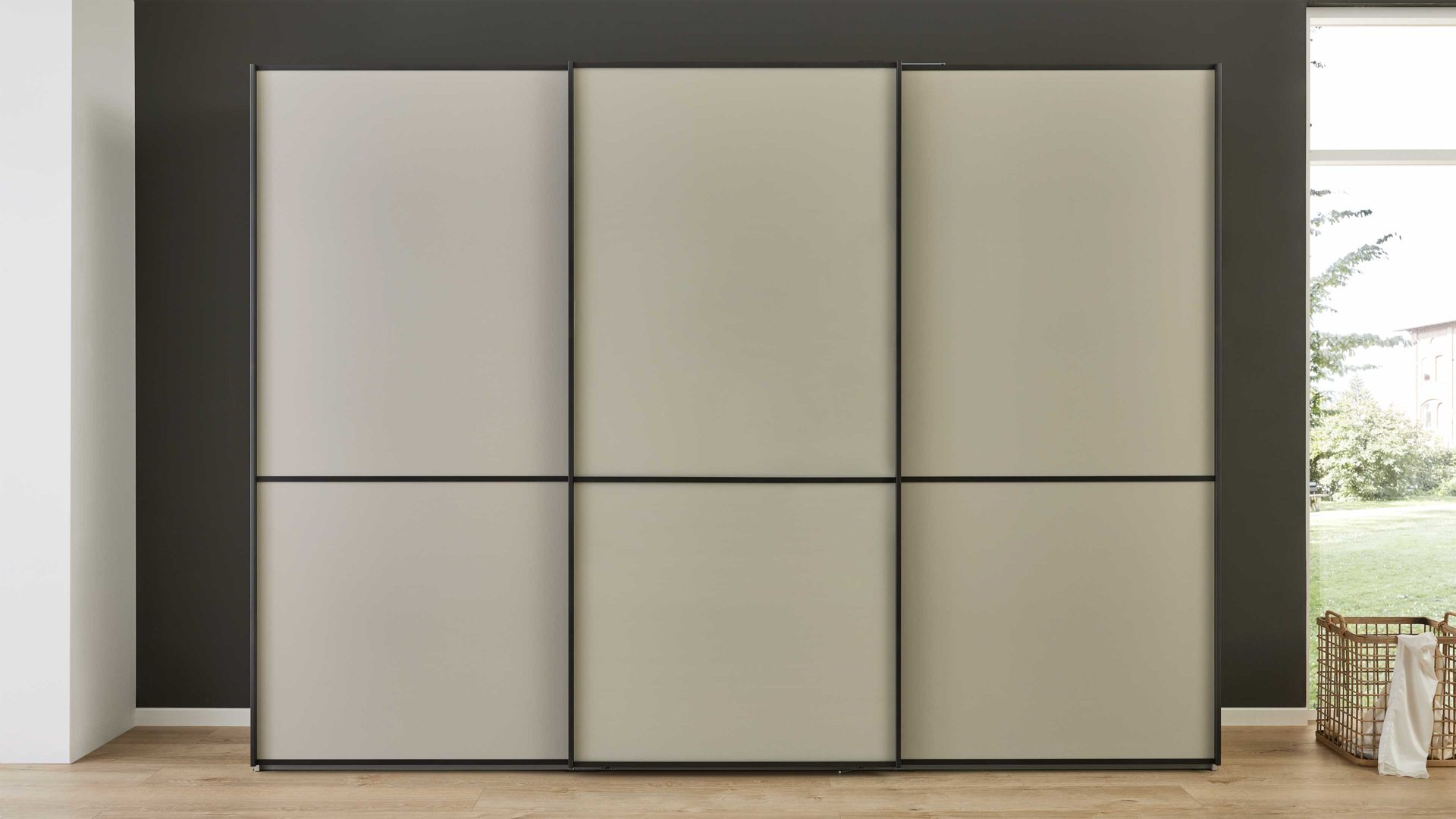 Kleiderschrank Interliving aus Holz in Hellgrau Interliving Kleiderschrank Serie 1205 – Schwebetürenschrank Champagner & Schiefer – drei Türen, Breite ca. 300 cm