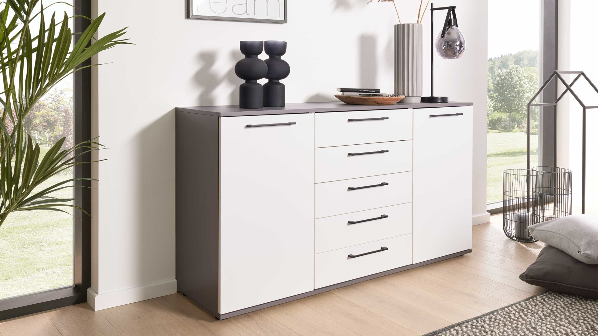 Kombikommode Interliving aus Holz in Weiß Interliving Kleiderschrank Serie 1207 – Kombikommode Weiß & Manhattan – zwei Türen, fünf Schubladen, Breite ca. 151 cm