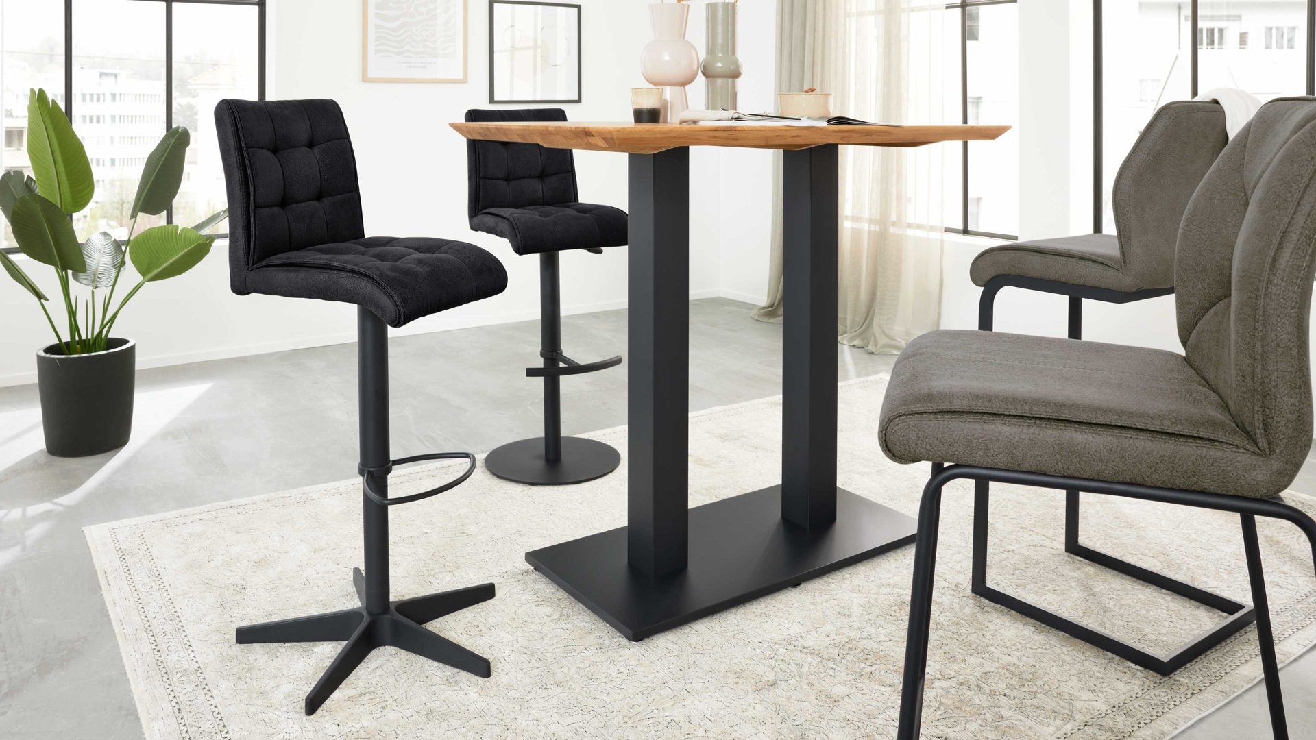 Barstuhl Interliving aus Kunstfaser in Schwarz Interliving Esszimmer Serie 5104 – Barstuhl mit Drehfunktion carbonschwarze Mikrofaser Night & mattschwarzer Sternfuß